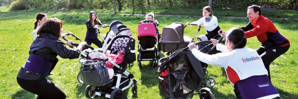 Mütter mit Kinderwagen im Park